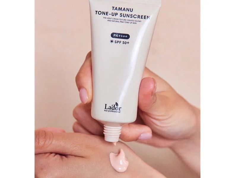 Солнцезащитный крем для ровного тона кожи Lador Tamanu Tone-up Sunscreen SPF 50+ PA++++ L2029 фото
